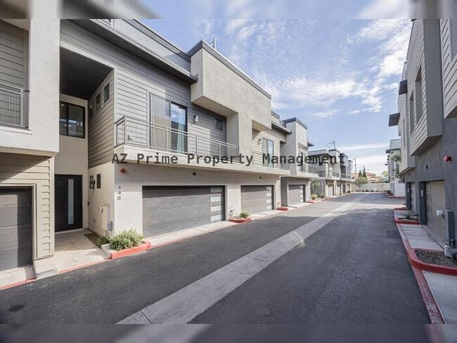 Building Photo - 142 E Hearne Way