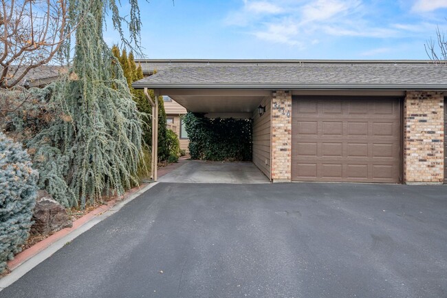 Mid-Century Modern home with stunning view... - Mid-Century Modern home with stunning view...