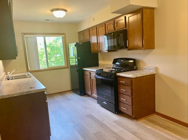 Cozy 2 Bedroom, 1 Bath Apartment with Balc... - Cozy 2 Bedroom, 1 Bath Apartment with Balc... Unit IVA37