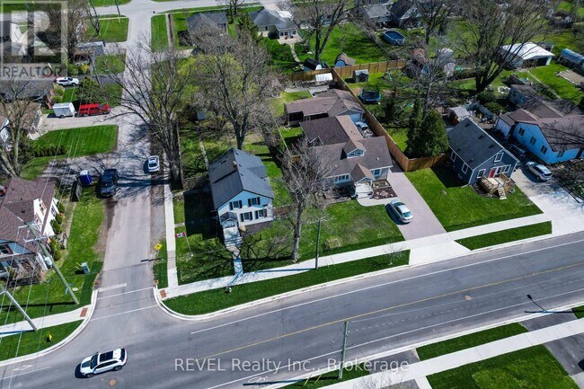 Photo - 4046 Main St