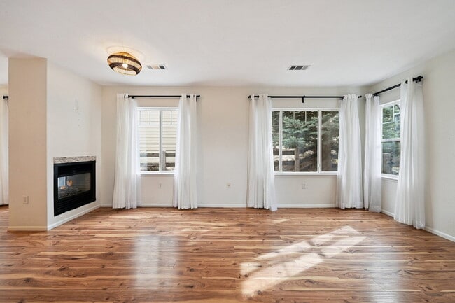 Photo - 3-Bed Townhouse with Open Floorplan, 2.5 Baths, and Fireplace in Rolling Hills! Unidad B