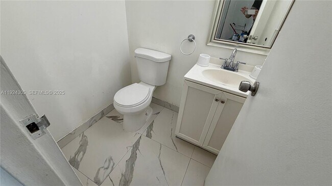 Photo - 16909 N Bay Rd Unidad 504