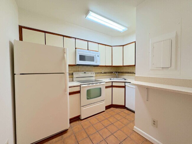 Photo - Ideally Located Condo with Underground Parking and Sun-Filled Living Unit 306