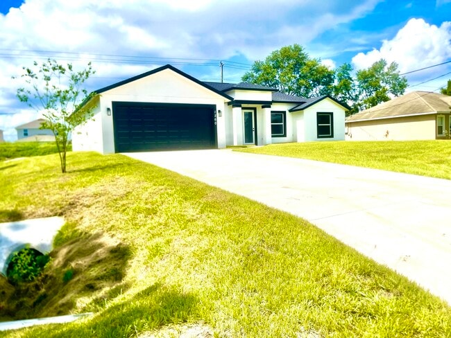 1260 Larkspur St SE
