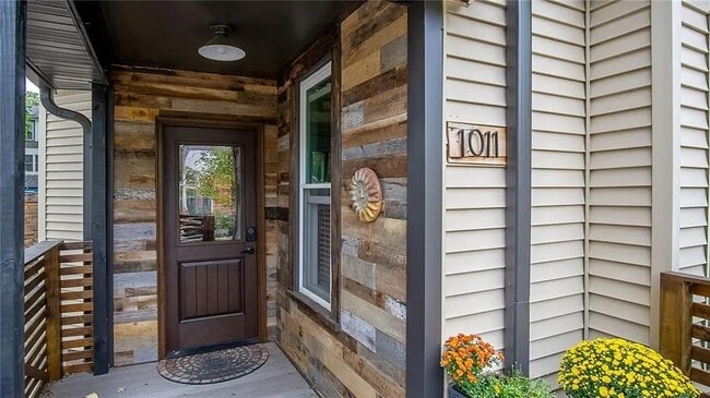 Photo - 1011 E Grand Ave