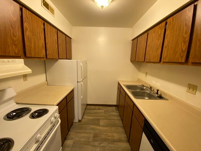 Jewel 1 Bed - Kitchen - Versailles Apartments