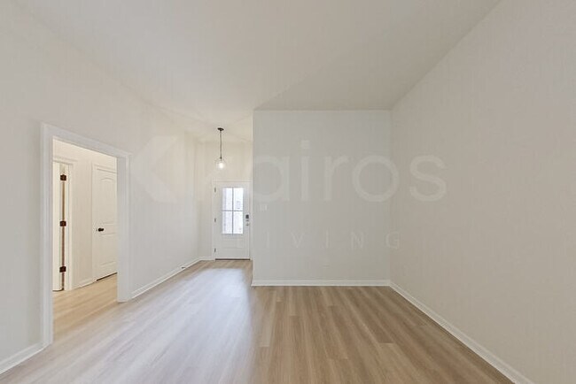 Photo - 210 Peppercorn Wy