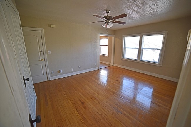 Photo - 902 E 39th ST