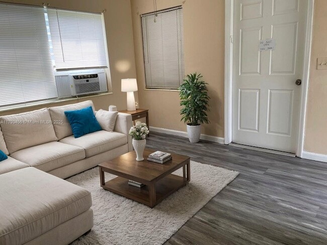 Building Photo - 211 SE 9th Ct Unit 2 Rental
