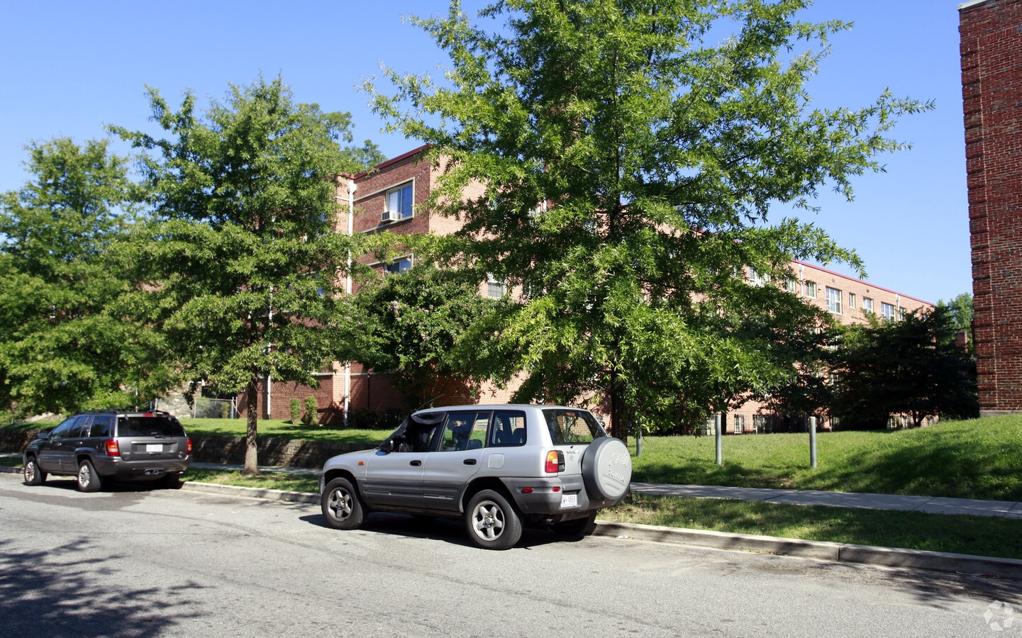 Pinnacle Apartments - Pinnacle Apartments