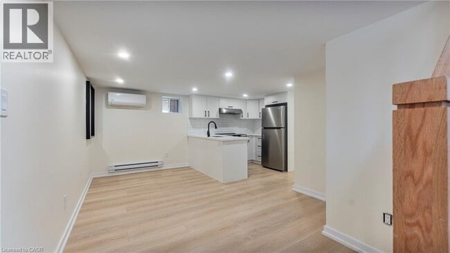Photo - 313 Duke St E