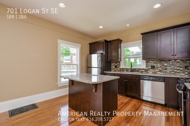 Photo - 701 Logan St SE