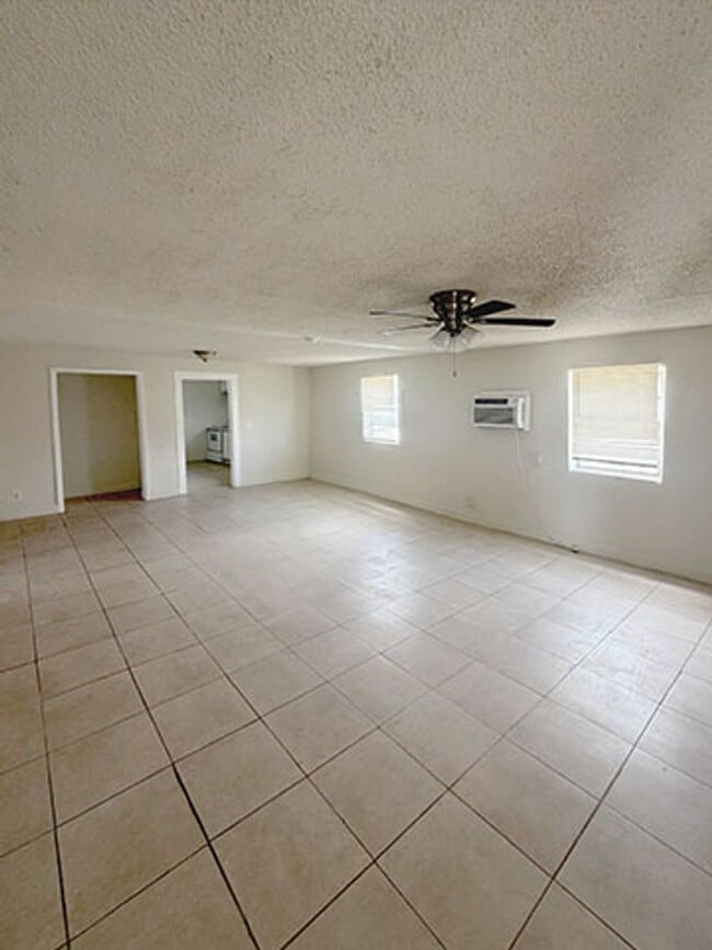 Photo - 1125 W 28th St Unidad A FRONT SINGLE FAMILY HOUSE