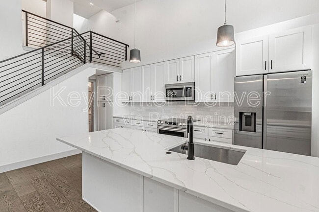 Photo - 1468 Yates St