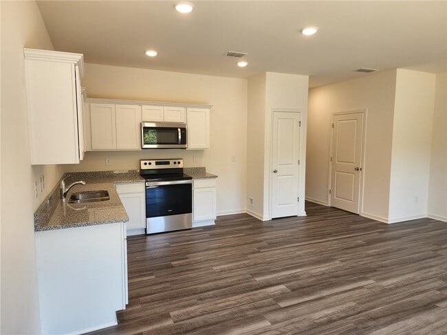 Photo - 184 Swindon Dr