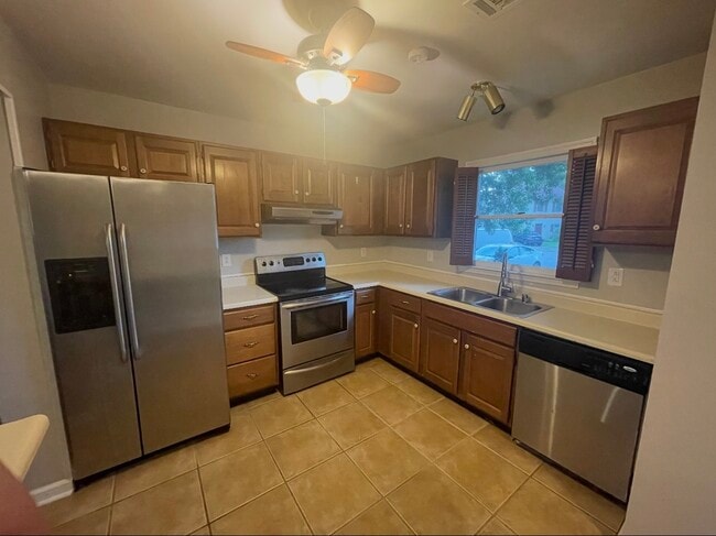 Photo - 1408 Deer Lake Cir