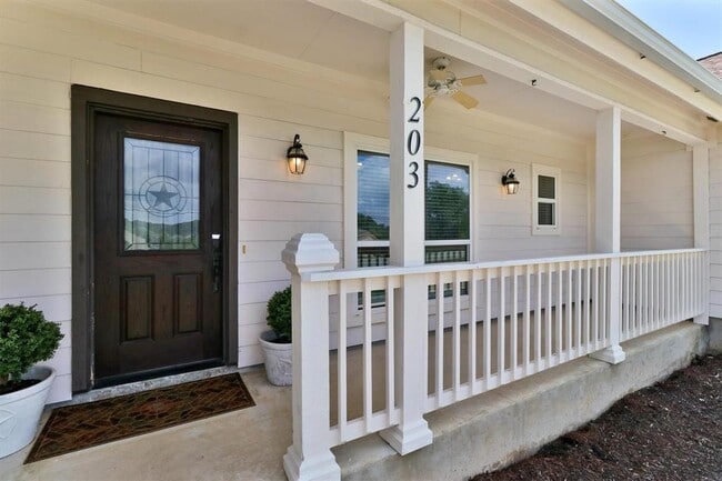 Photo - 203 Dunkeld Dr