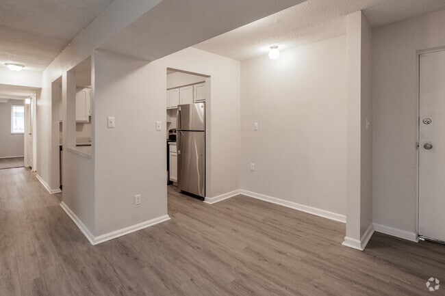 3BR, 2BA - 1031 SF