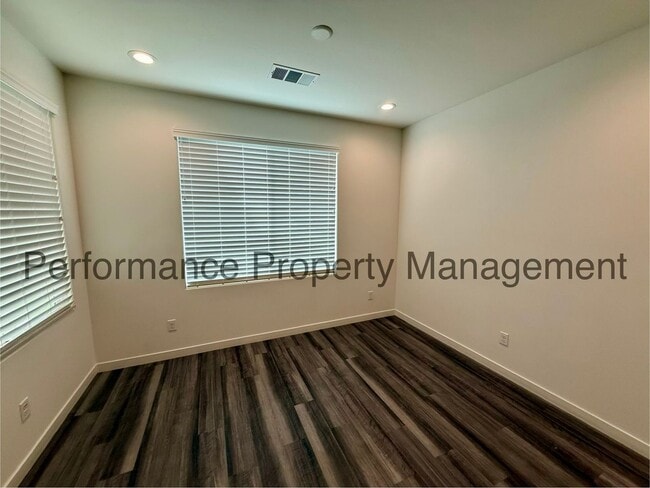 Photo - Stunning 4 Bed/3 Bath Belcourt Seven Oaks Home w/ $0 Deposit Option & More