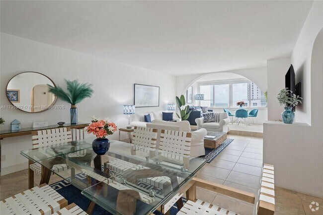 Building Photo - 5005 Collins Ave Unit 1118 Rental