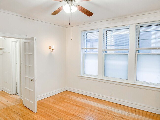 Building Photo - 521 W Surf St Unit 102