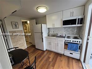 Building Photo - 5712 Hollywood Blvd Unit 1