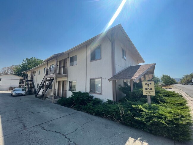 Building Photo - 2 Bed 1 Bath Apartment Unit 8