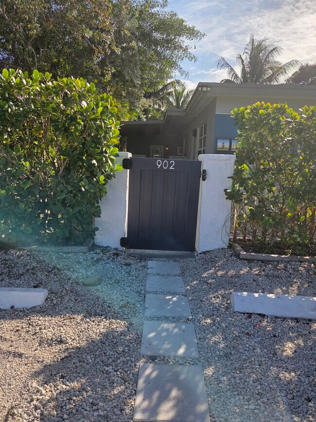 Photo - 898 NE 40th St