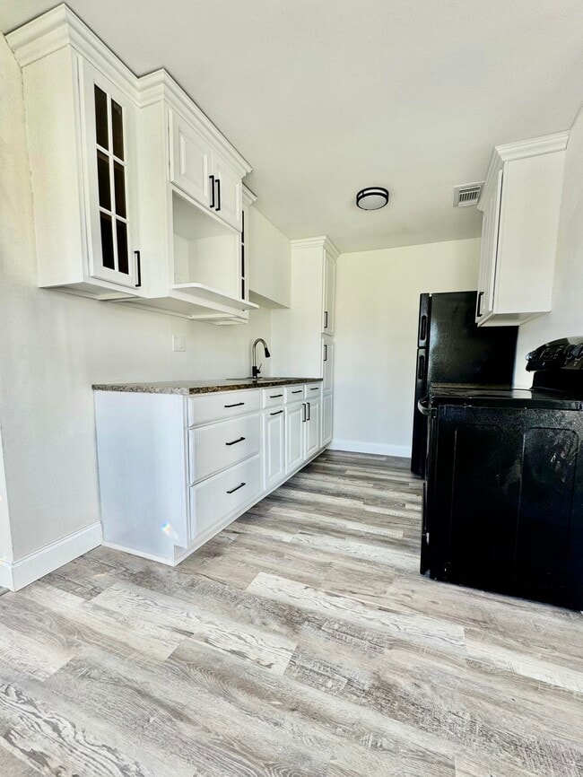 Photo - 1146 W 24th St