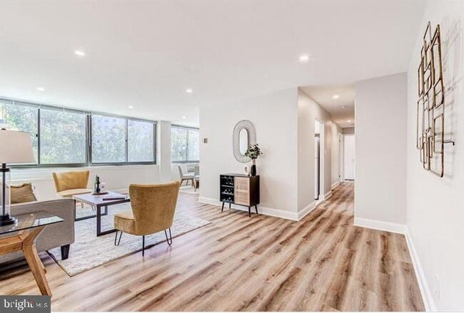 Building Photo - 600 Roosevelt Blvd Unit 312