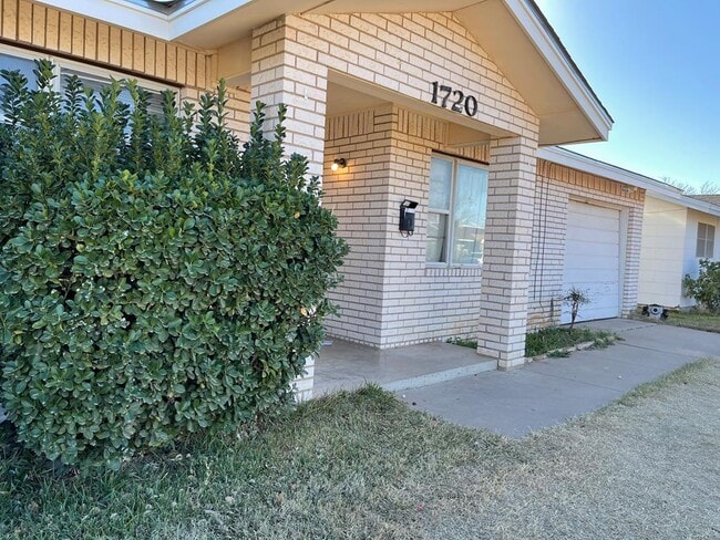 Photo - 1720 E 49th St