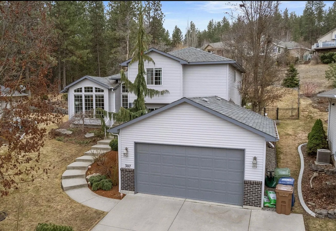 4 bed/ 3 bath rental with a hot tub! - 4 bed/ 3 bath rental with a hot tub!