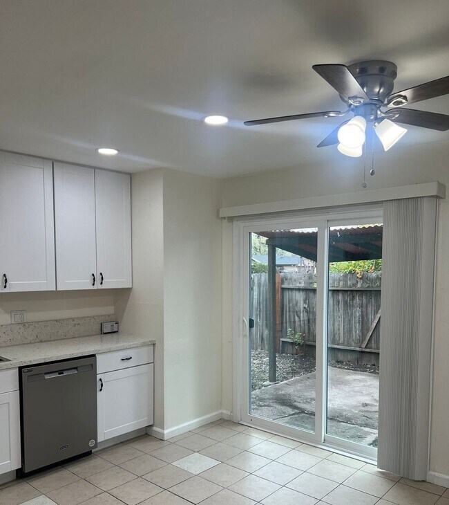 Photo - ADORABLE 2 BED DUPLEX WITH NEWER KITCHEN!!