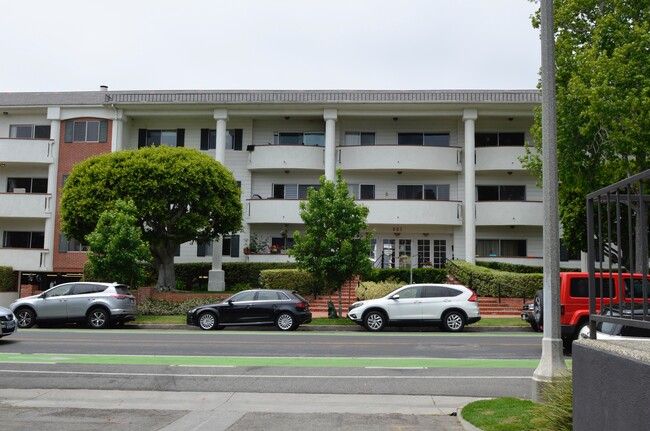 Front of Building - 521 Montana Ave Condo Unit 205