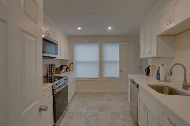 Building Photo - 1 Glenwood St Unit 2