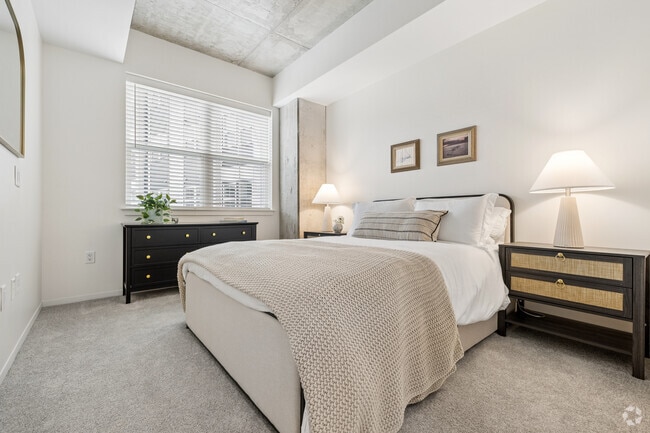 1BR, 1BA - 664SF - Bedroom