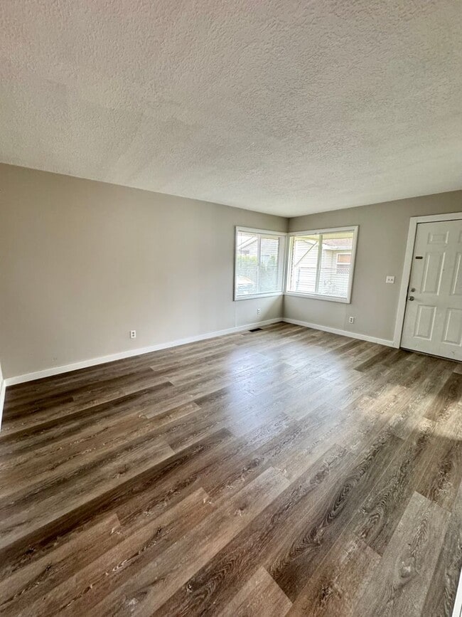 Building Photo - Large 2 Bed, 1 Bath Duplex Apartment with Parking Unit 9220