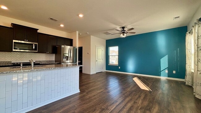 Photo - 333 Emma Victoria Wy