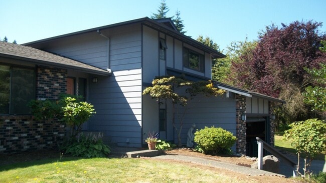 Building Photo - Large 3 BR 2.5 Bath Fenced Yard New Carpet... Rental