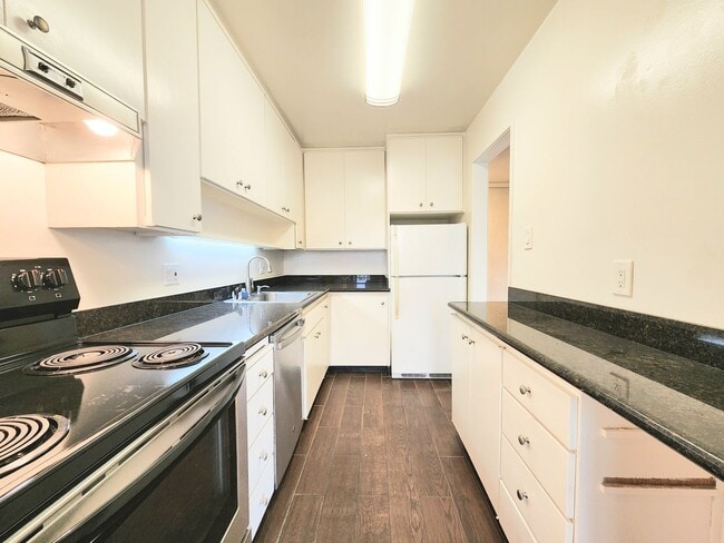 Building Photo - Top floor Woodlake condo, corner location Unit 407