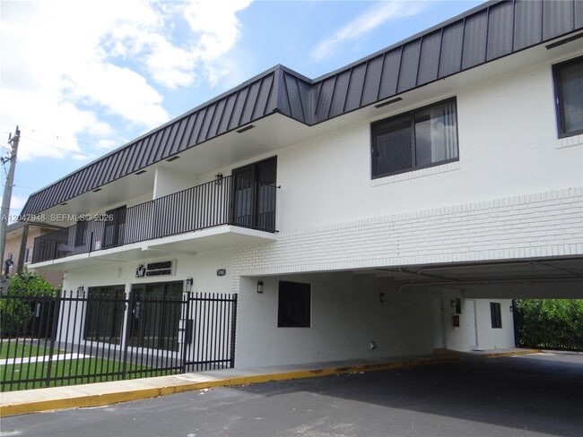 Building Photo - 5980 SW 40th Ave Unit D