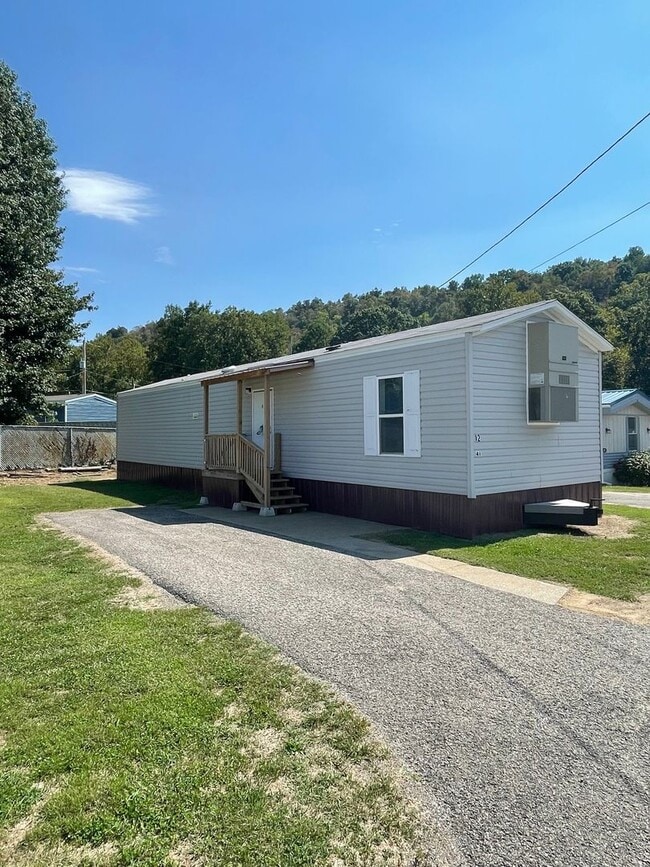 Building Photo - Three Bedroom Two Bath Manufactured Home i...
