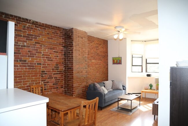 Photo - 76 E Brookline St Unidad 3 Rental