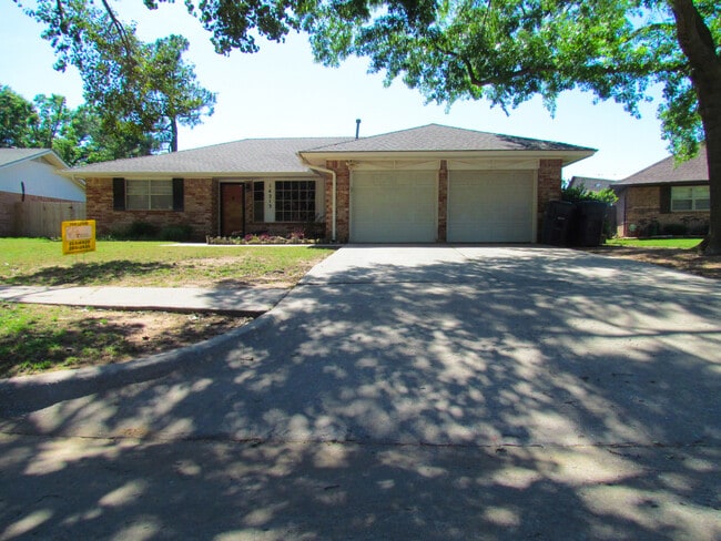 Building Photo - Edmond Schools, Lawn Care Included - Great Home