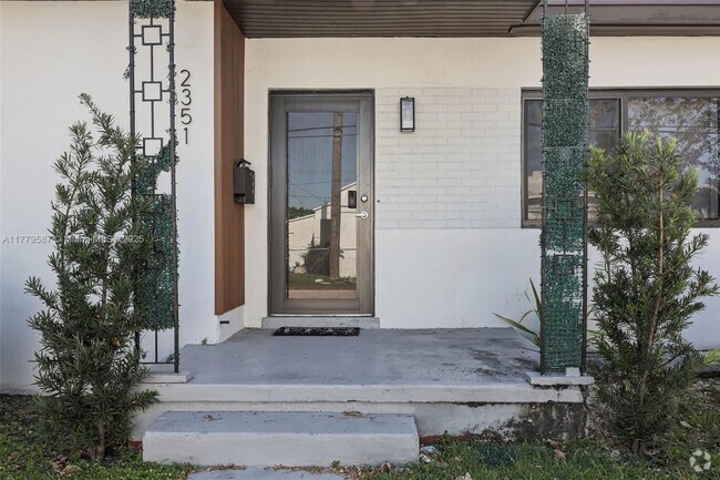 Building Photo - 2353 SW 31st Ave Unit 2351 Rental