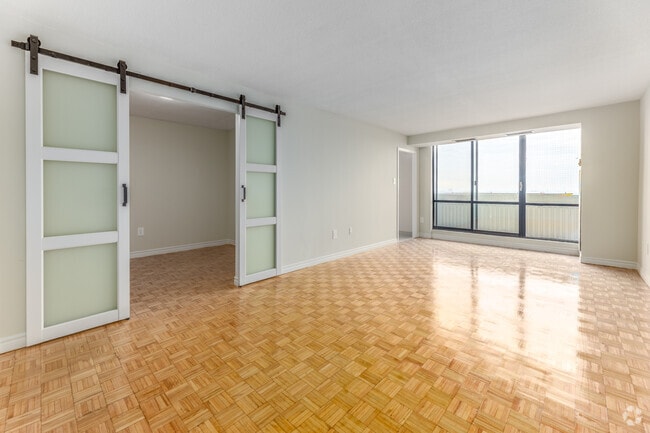 1BR + Den, 1BA - 770SF - Living Room/Den - Academy Place
