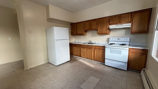 Photo - 5 Bedroom 1.5 Bath Spacious Apartment - Heat and Hot Water Included Unidad 1083-3R