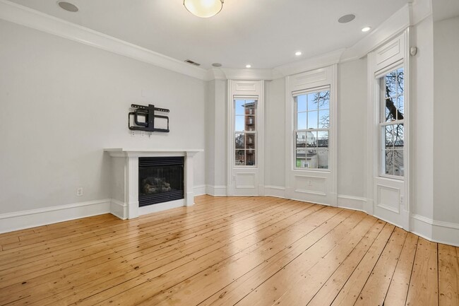 Building Photo - 703 E 4th St Unit 2