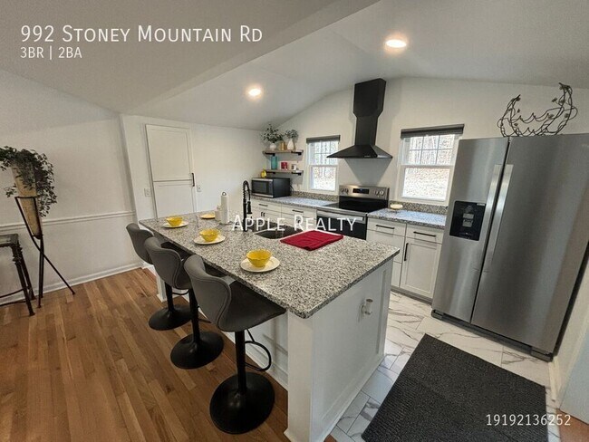 Photo - 992 Stoney Mountain Rd