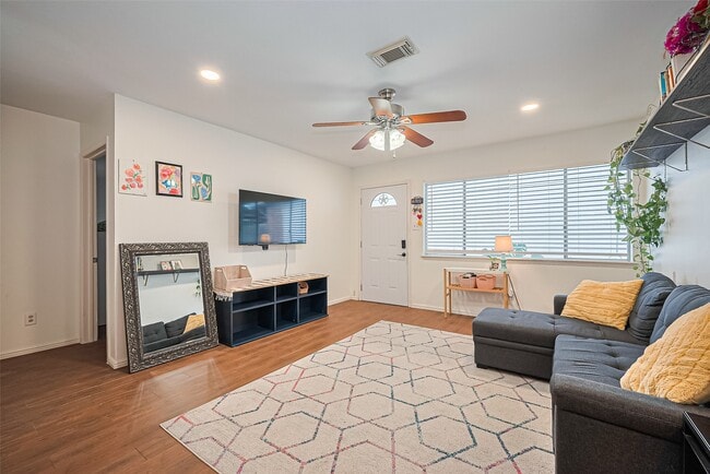 Building Photo - 4304 Sherwood Ln Unit 106 Rental